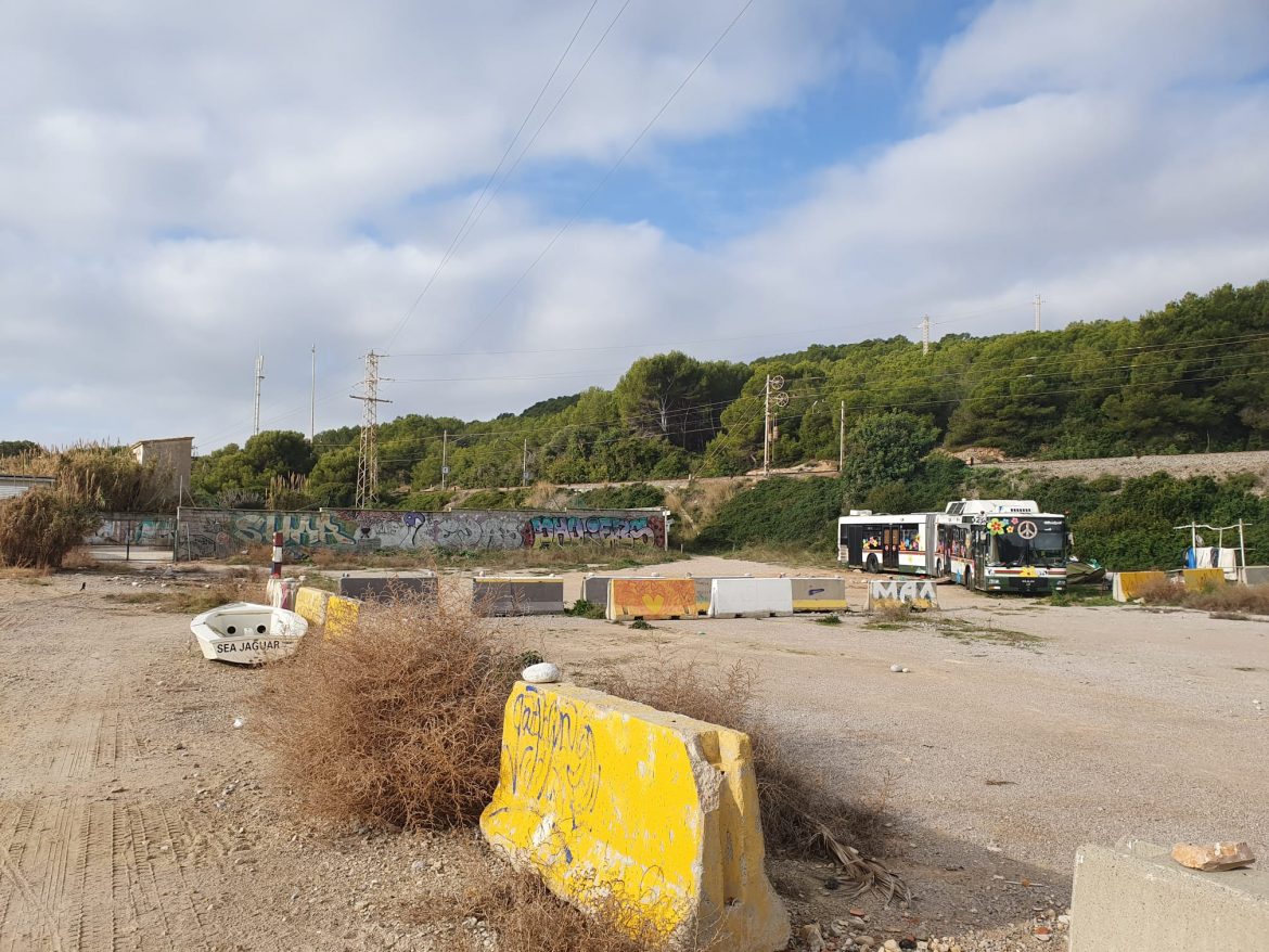 Two vehicles parked illegally on the Platja de Les Coves are removed, recovering the protected area.
